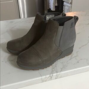 Sorel Women's Gray Nubuck Wedge Chelsea Booties